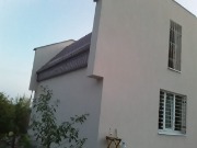 Фасад дома утеплен минеральной ватой, отделан силиконовой <br />
декоративной штукатуркой<br />

