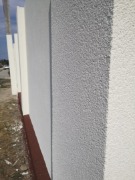 Забор отделан в цвет фасада, цокольную часть украшает - мраморная крошка<br />
