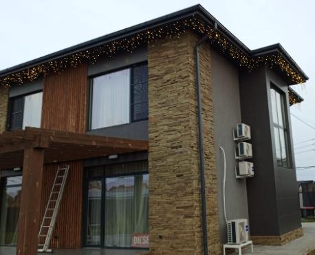 Украсили частный дом теплой светодиодной бахромой в г. Батайск