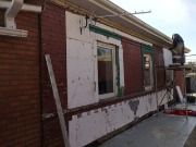 Стены дома очистили от отслаивающей штукатурки. Ведутся работы по монтажу утеплителя