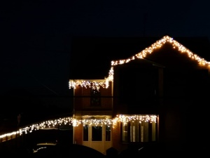 Готовимся в Новому году. Наряжаем фасад дома новогодней подсветкой