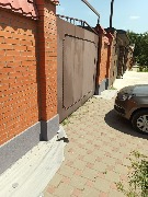 Ведутся работы по декоративной отделке цоколя забора