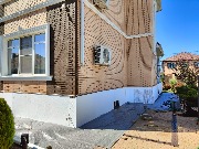 Приступили к монтажу утеплителя на цоколь частного дома