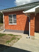 Мы завершили фасадные работы. Здесь было выполнено утепление и отделка цоколя мраморной крошкой