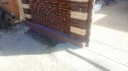 Цоколь забора отделан акриловой декоративной штукатуркой что позволяет создать эстетичный и прочный вид забора