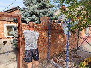 Мы приступаем к ремонтным работам на очередном объекте – это кирпичный забор, который расположен в г. Ростове-на-Дону