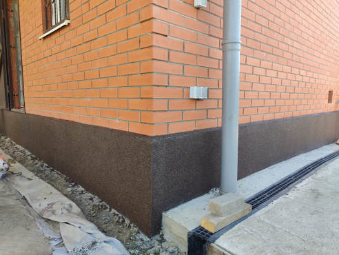 Утепление и отделка цоколя дома мраморной крошкой