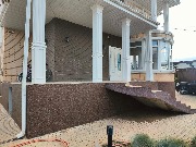 Отделка цоколя мраморной крошкой 