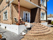 Приступили к монтажу утеплителя на цоколь частного дома