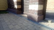 Цоколь забора отделан акриловой декоративной штукатуркой что позволяет создать эстетичный и прочный вид забора