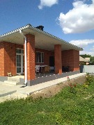 Мы завершили фасадные работы. Здесь было выполнено утепление и отделка цоколя мраморной крошкой