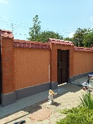 Ведутся работы по декоративной отделке цоколя забора