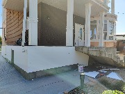 Приступили к монтажу утеплителя на цоколь частного дома