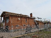 Выполнен демонтаж старого кровельного покрытия, ведутся работы по укладке новой обрешетки