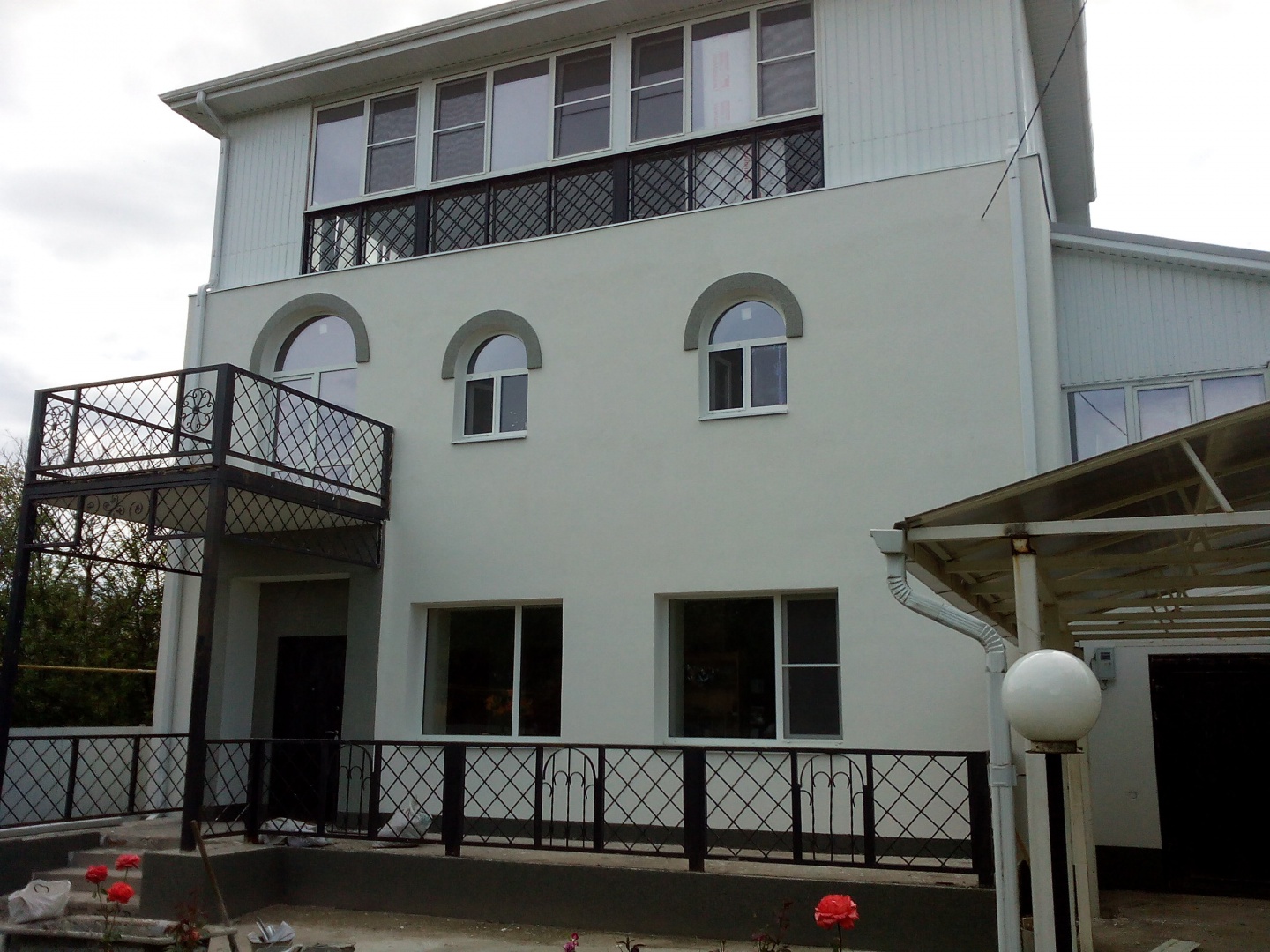 Все! Фасад частного домовладения утеплен и отделан декоративной штукатуркой.