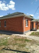 Мы завершили фасадные работы. Здесь было выполнено утепление и отделка цоколя мраморной крошкой