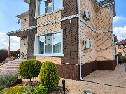 Отделка цоколя мраморной крошкой 