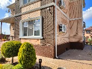 Отделка цоколя мраморной крошкой 