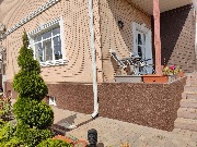 Отделка цоколя мраморной крошкой 