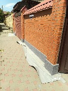 Ведутся работы по декоративной отделке цоколя забора