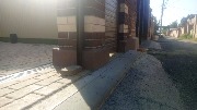 Цоколь забора отделан акриловой декоративной штукатуркой что позволяет создать эстетичный и прочный вид забора