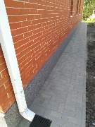 Мы завершили фасадные работы. Здесь было выполнено утепление и отделка цоколя мраморной крошкой