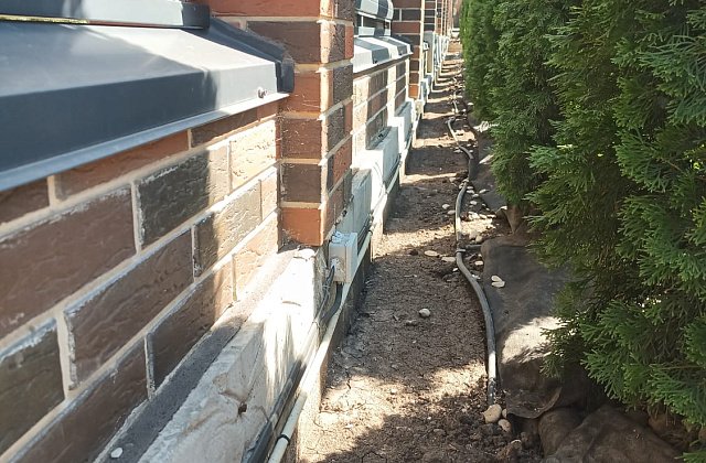 Отделка цоколя забора мраморной крошкой