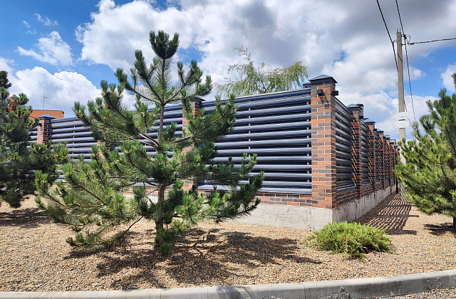 Отделка цоколя забора мраморной крошкой