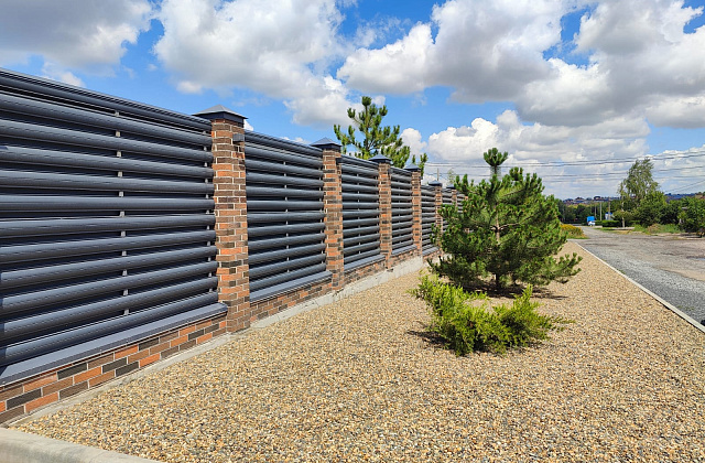 Отделка цоколя забора мраморной крошкой