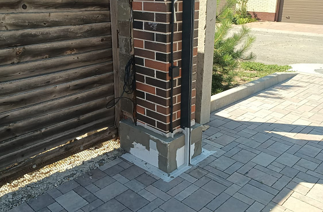 Отделка цоколя забора мраморной крошкой