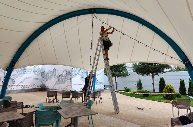 Украсили крытое кафе гирляндами Белт-Лайт