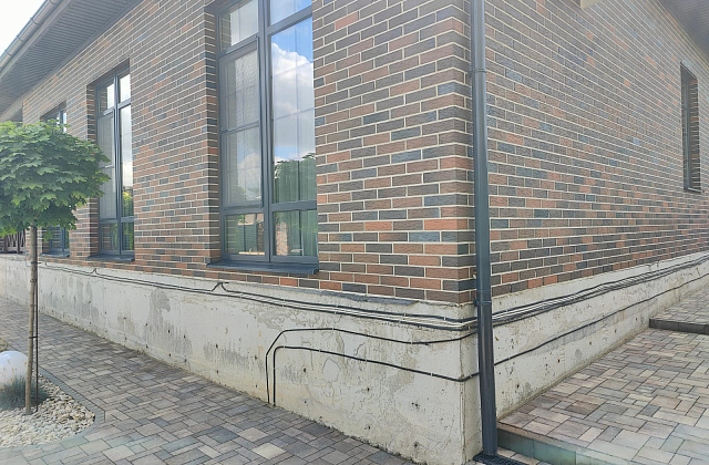 Отделка цоколя дома штукатуркой мраморная крошка