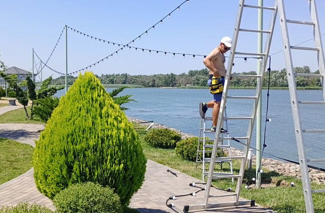 Украсили набережную гирляндами Белт-Лайт