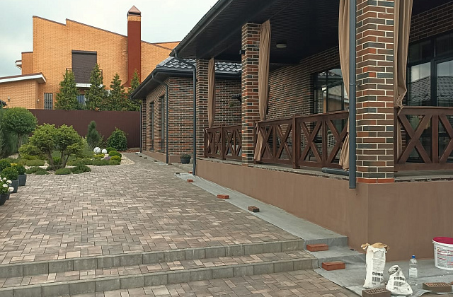 Отделка цоколя дома штукатуркой мраморная крошка