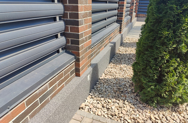 Отделка цоколя забора мраморной крошкой