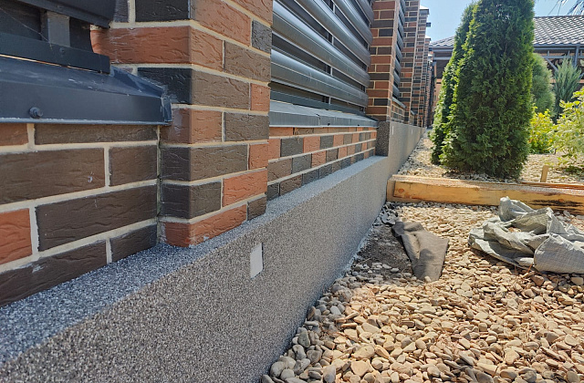 Отделка цоколя забора мраморной крошкой