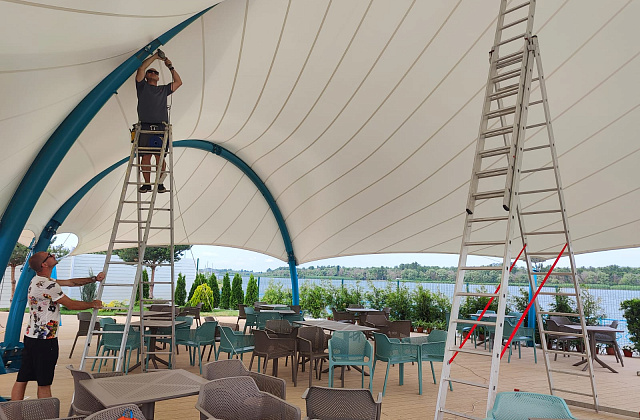 Украсили крытое кафе гирляндами Белт-Лайт