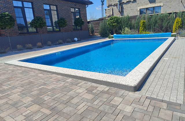 Отделка цоколя бассейна мраморной крошкой