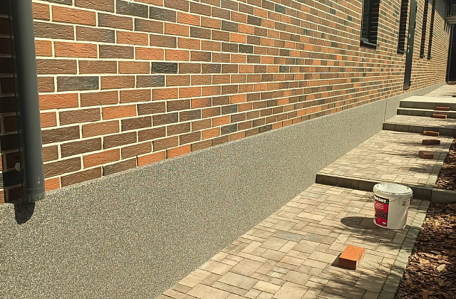 Отделка цоколя дома штукатуркой мраморная крошка