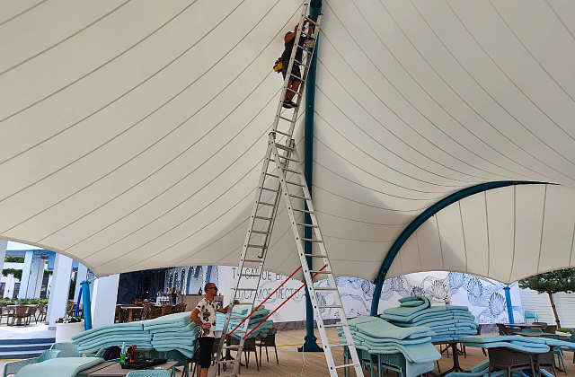 Украсили крытое кафе гирляндами Белт-Лайт