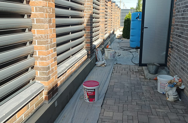 Отделка цоколя забора мраморной крошкой