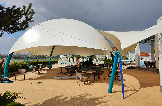 Украсили крытое кафе гирляндами Белт-Лайт