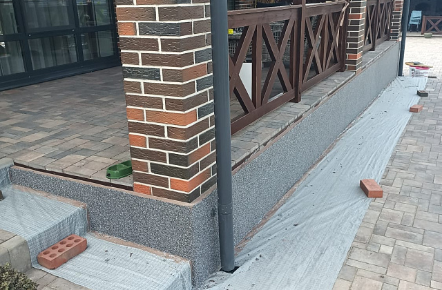 Отделка цоколя дома штукатуркой мраморная крошка