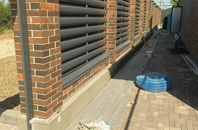 Отделка цоколя забора мраморной крошкой