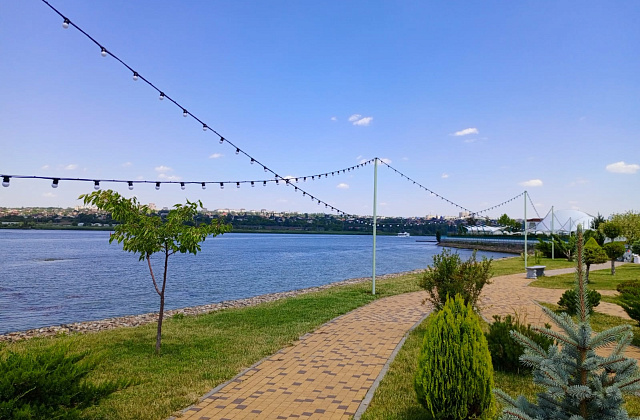 Украсили набережную гирляндами Белт-Лайт