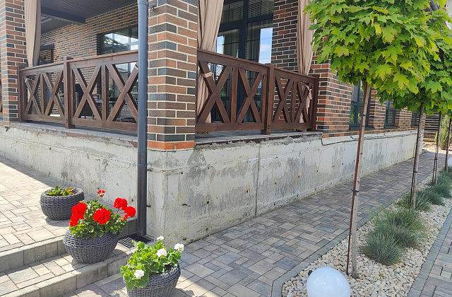 Отделка цоколя дома штукатуркой мраморная крошка