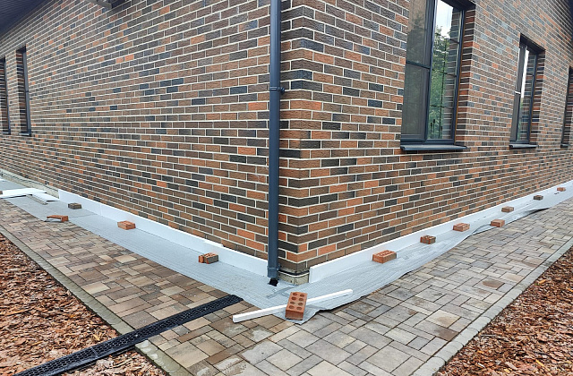 Отделка цоколя дома штукатуркой мраморная крошка