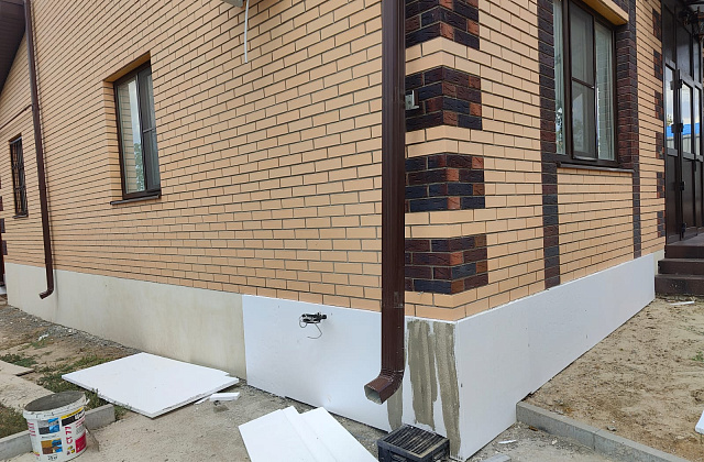 Утепление и отделка цоколя мраморной крошкой