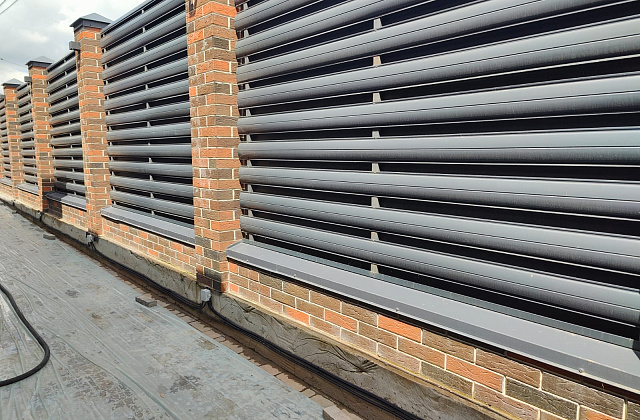 Отделка цоколя забора мраморной крошкой