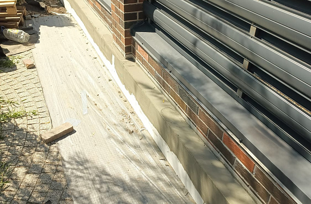 Отделка цоколя забора мраморной крошкой